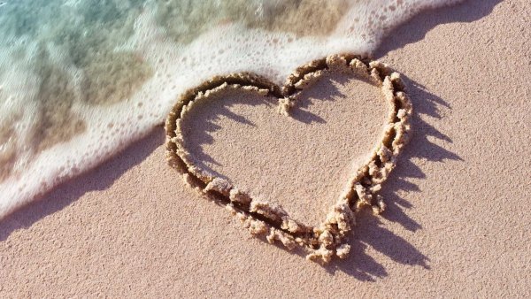 Сердечко на песке у моря
