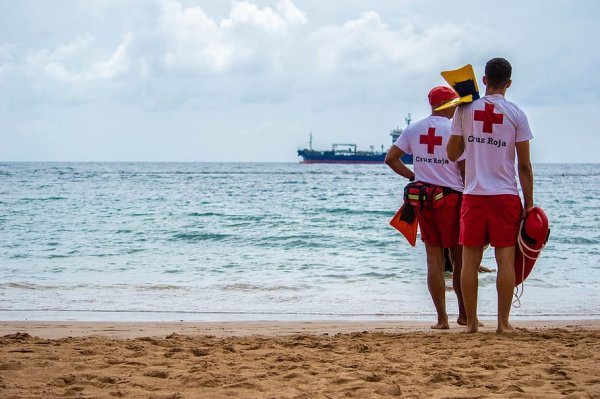 Пляж море спасатели