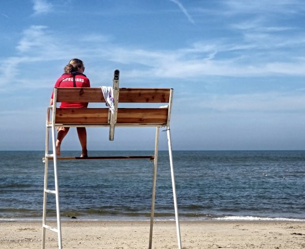 Красивый спасатель на море