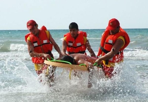 Спасатели на море