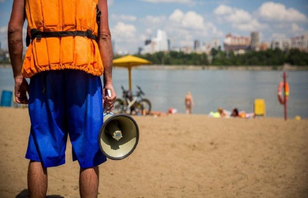 Спасатели на берегу