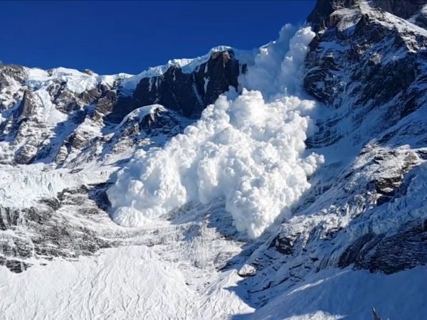 Горы Саяны снежные лавины