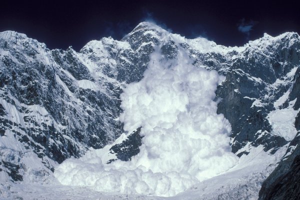 Снежные лавины в горах