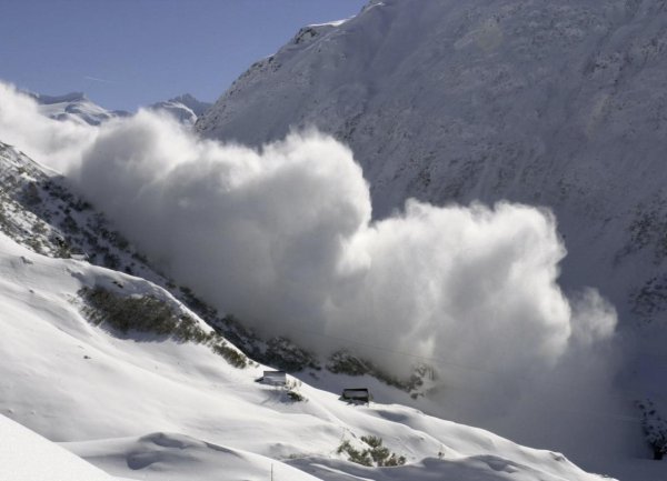 Лавина в горах Крым