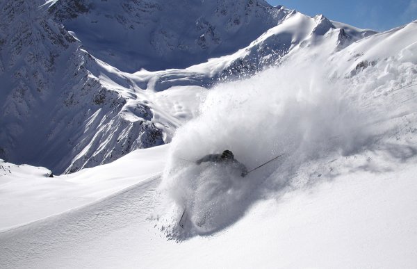 Сноубордист и лавина
