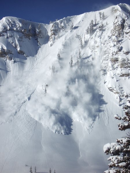 Лавина в горах