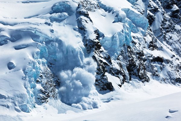 Лавина в горах