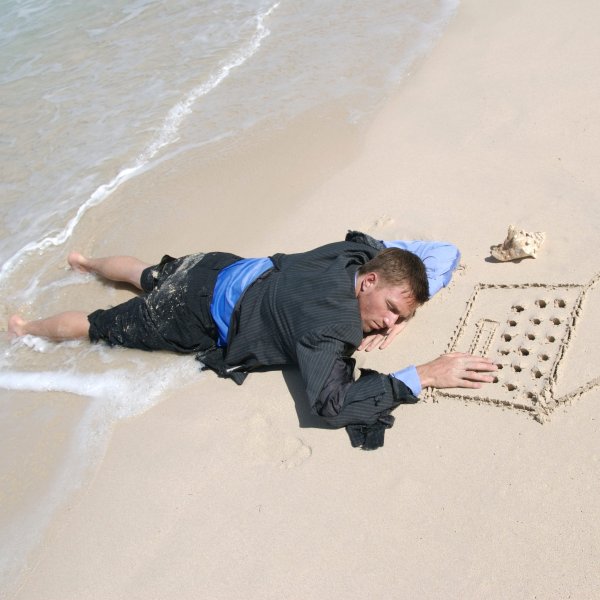 Человек лежит на пляже