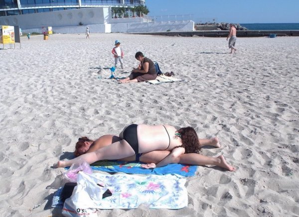 Смешные загорающие на пляже