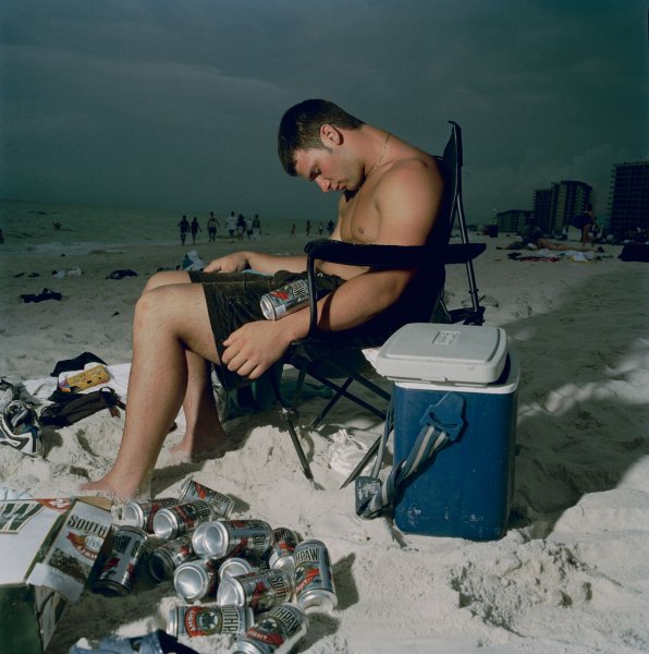 Парень на пляже с пивом