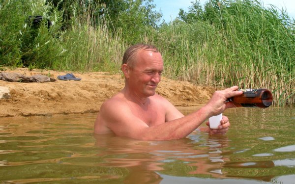 Мужики на реке