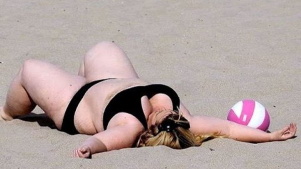 Толстые на пляже