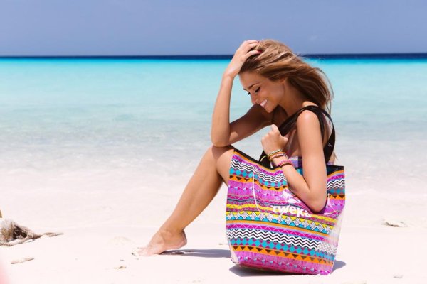 Девушка с пляжной сумкой