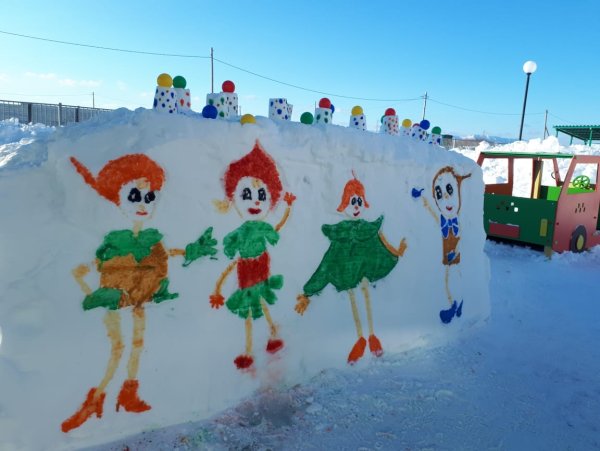 Постройки из снега Эколята в детском саду