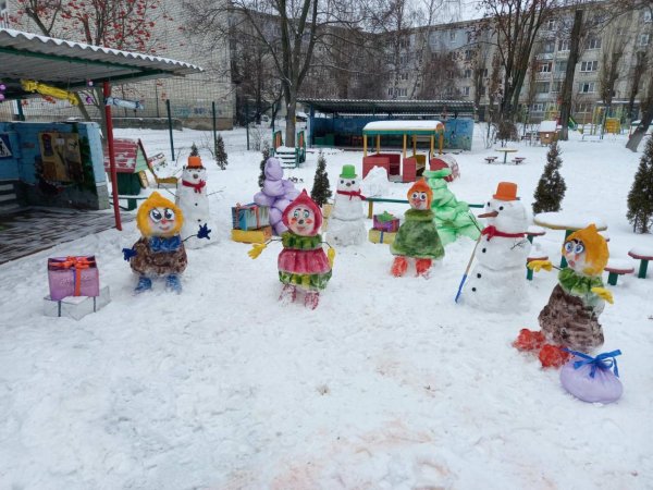 Снежные постройки Эколята в детском саду
