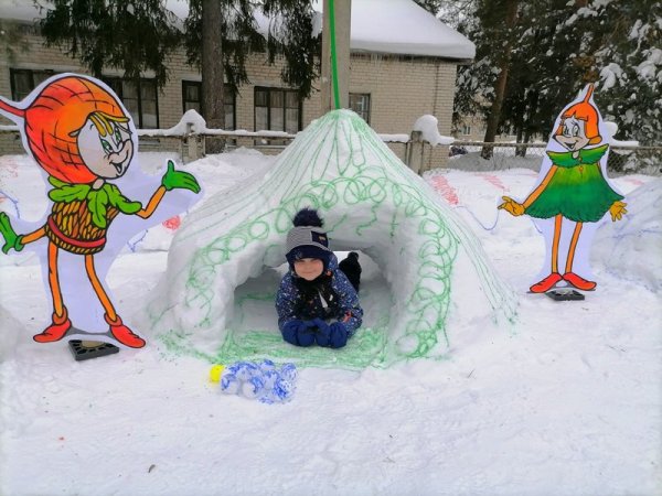 Снежные постройки Эколята в детском саду