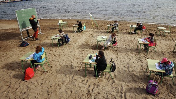 Школьники на пляже