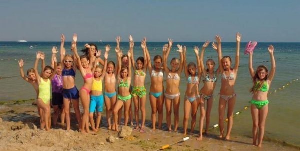 Девочки в летнем лагере на море