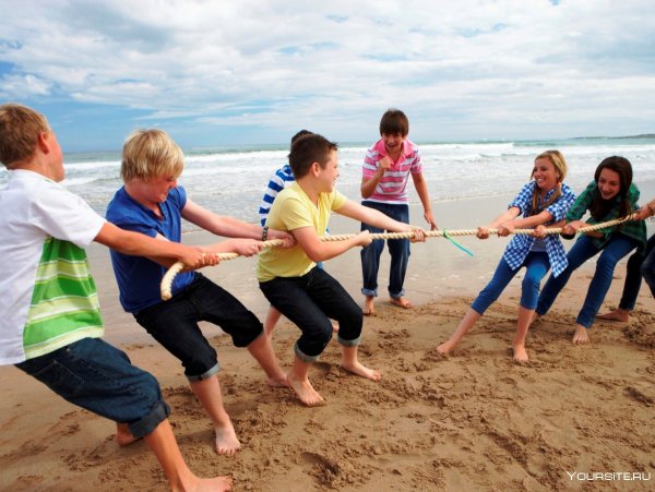 Перетягивание каната на пляже