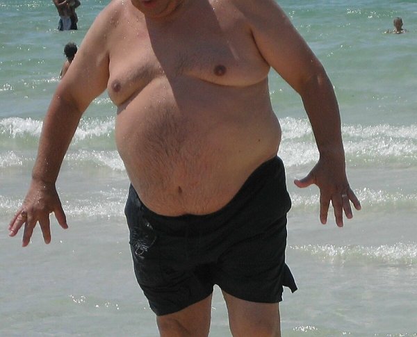 Жирные мужчины на пляже