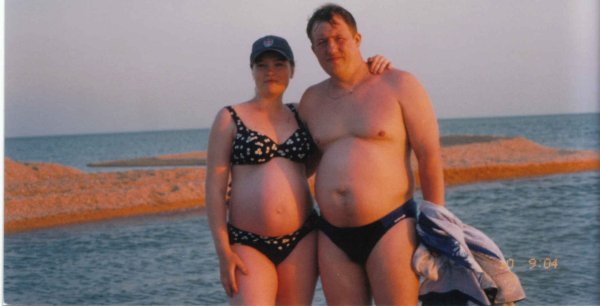 Толстый мужчина на море