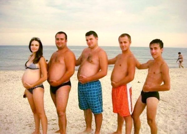 Мужчины с пивными животами на пляже