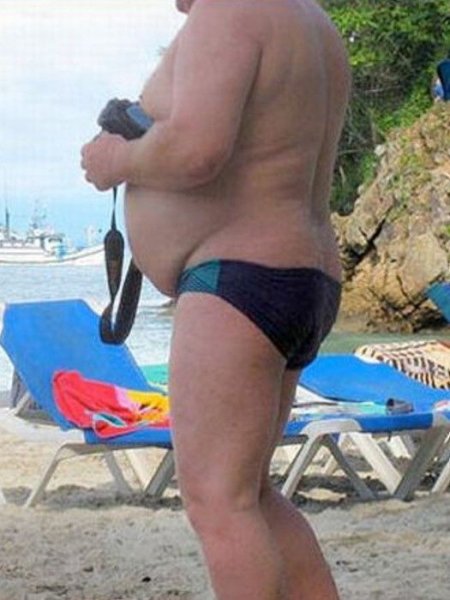 Толстые парни на пляже