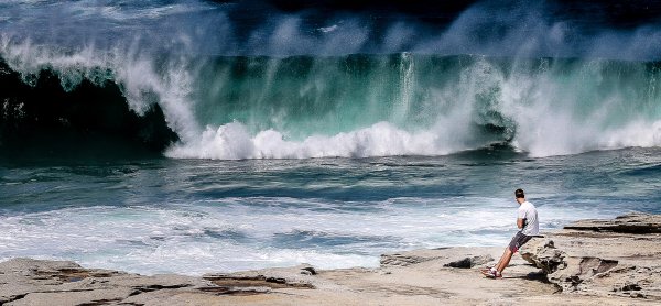 Большие волны на пляже