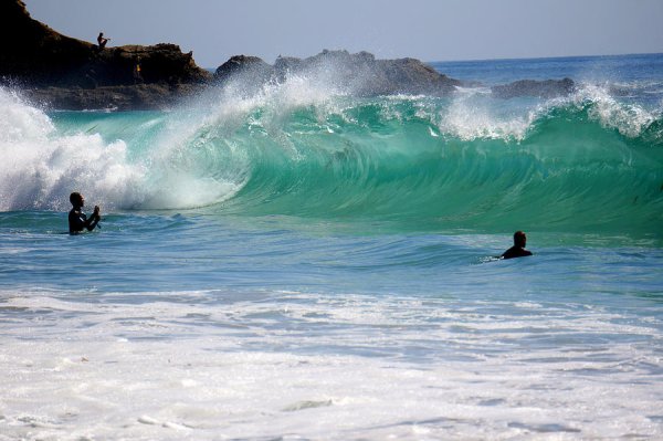 Пляж с большой волной