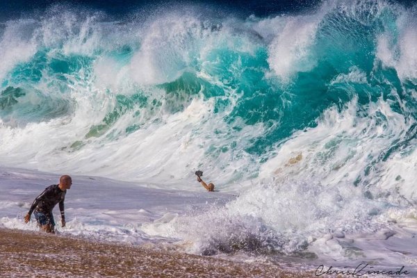 Большие волны на пляже