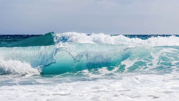 Морская волна с пеной