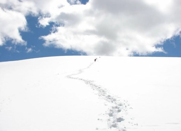 Тропа в снежных горах