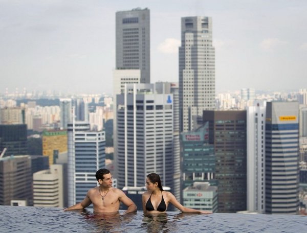 Бассейн на 55 этаже отеля "Marina Bay Sands" в Сингапуре