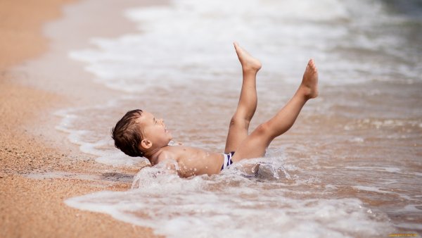 Дети купаются в море