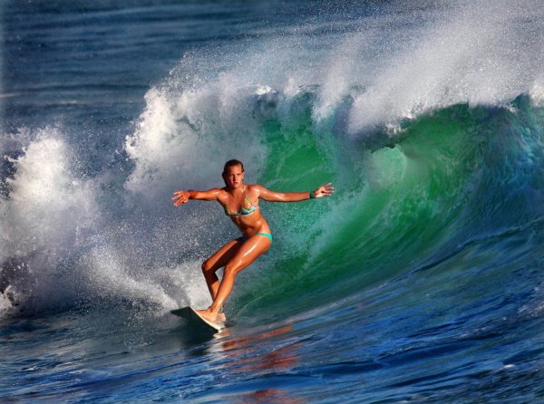 Девушка серфер