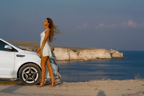 Салона автомобиля + пляж + девушка