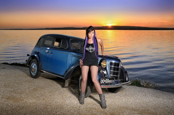 Девушки в салоне ретро автомобиля