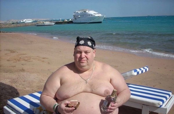 Толстяк на пляже