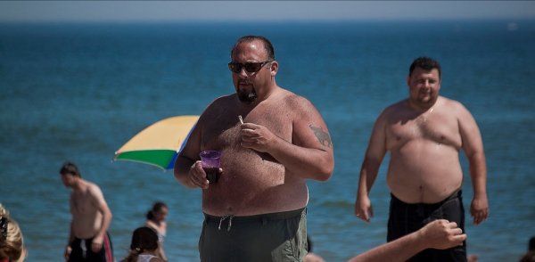 Толстые парни на пляже