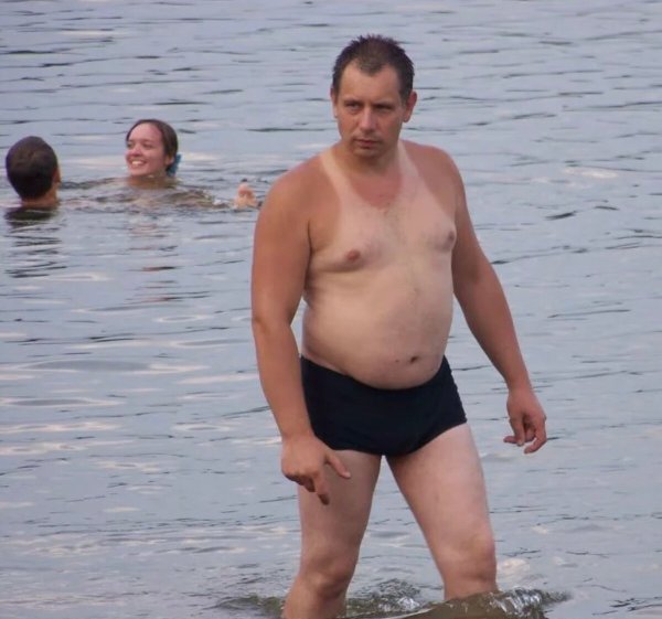 Толстые парни на море
