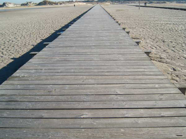 Деревянная дорожка на пляже