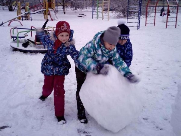 Дети катают снежки