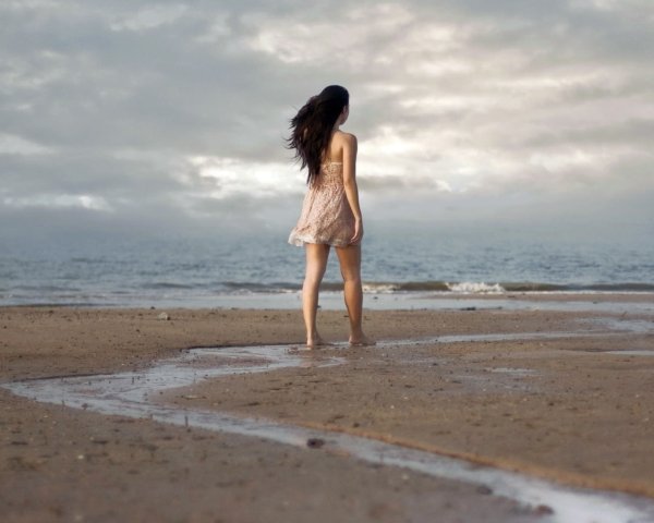 Красивые девушки на море со спины