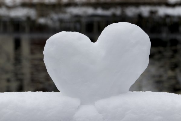 Сердце из снега в руках