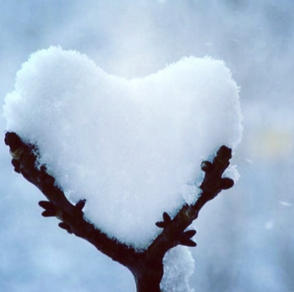 Сердечко из снега
