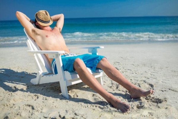 Мужчина лежит на шезлонге