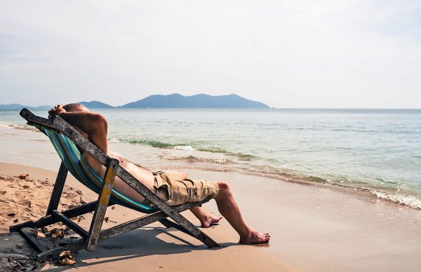 Человек на лежаке