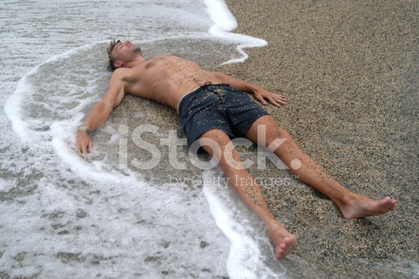 Мужчина лежит на берегу