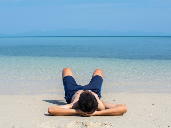 Мужчина лежит на пляже