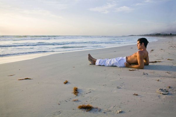 Мужчина отдыхает на пляже